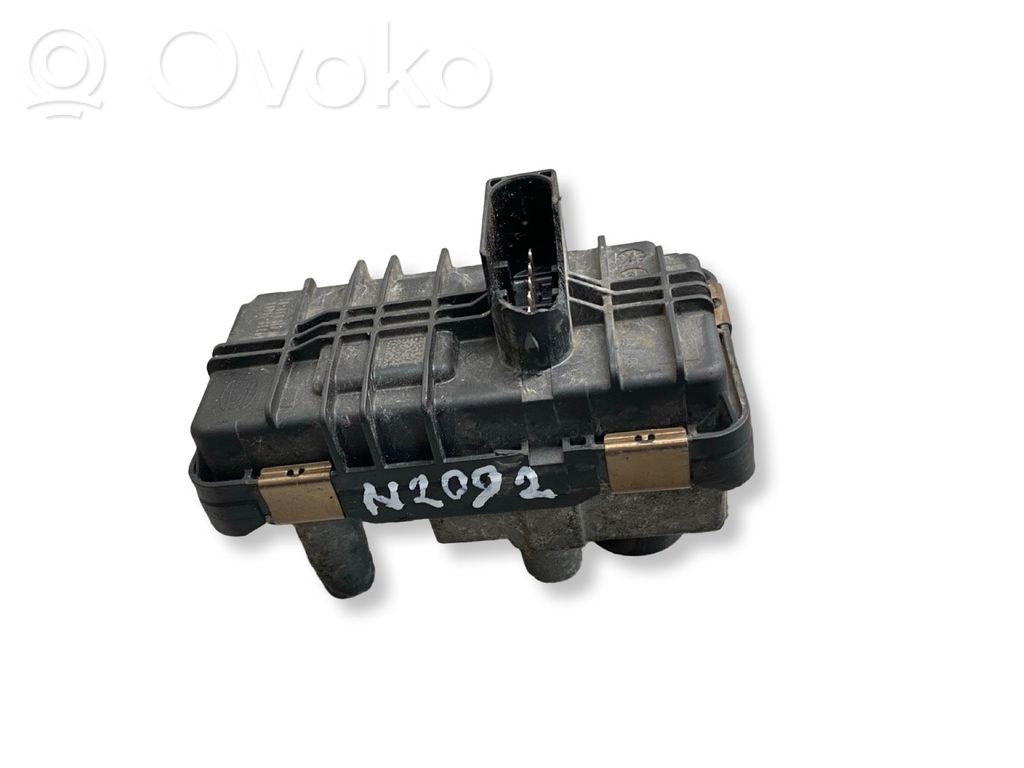 BMW 3 E90 E91 Turbinos elektrinis valdymo aktuatorius 