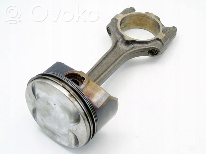 Opel Astra H Tłok z korbowodem 