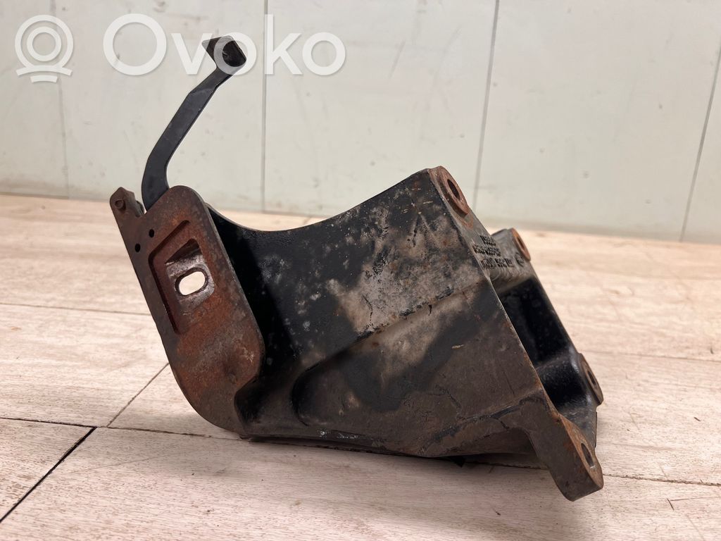 Land Rover Range Rover L322 Engine mounting bracket 