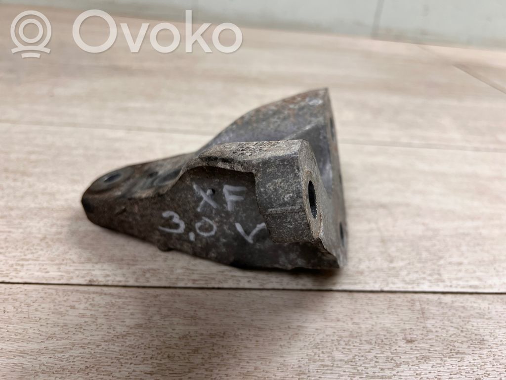 Jaguar XF X250 Engine mounting bracket 