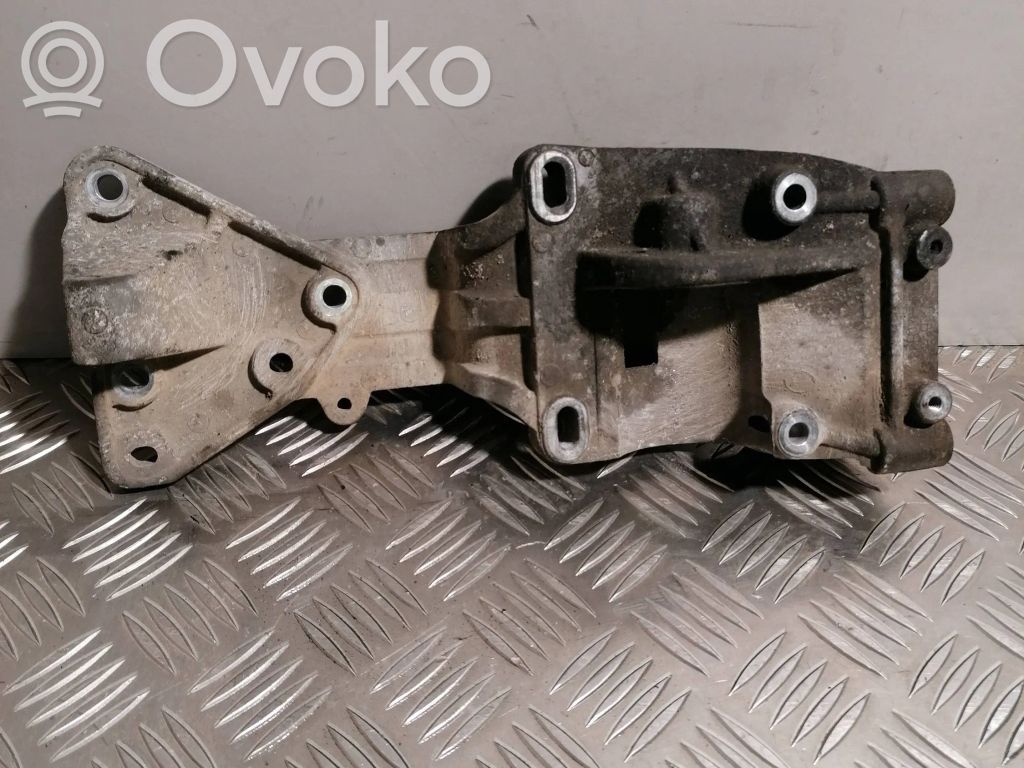 Volvo V50 Engine mounting bracket 