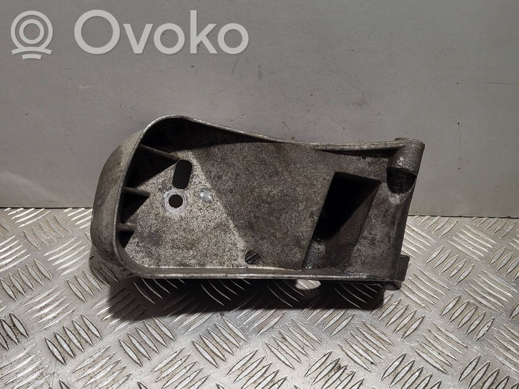 Volvo V70 Engine mounting bracket 
