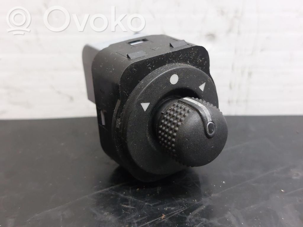 Wing mirror switch   6490H1