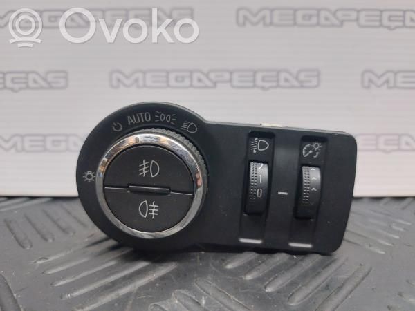 Light switch   13268702