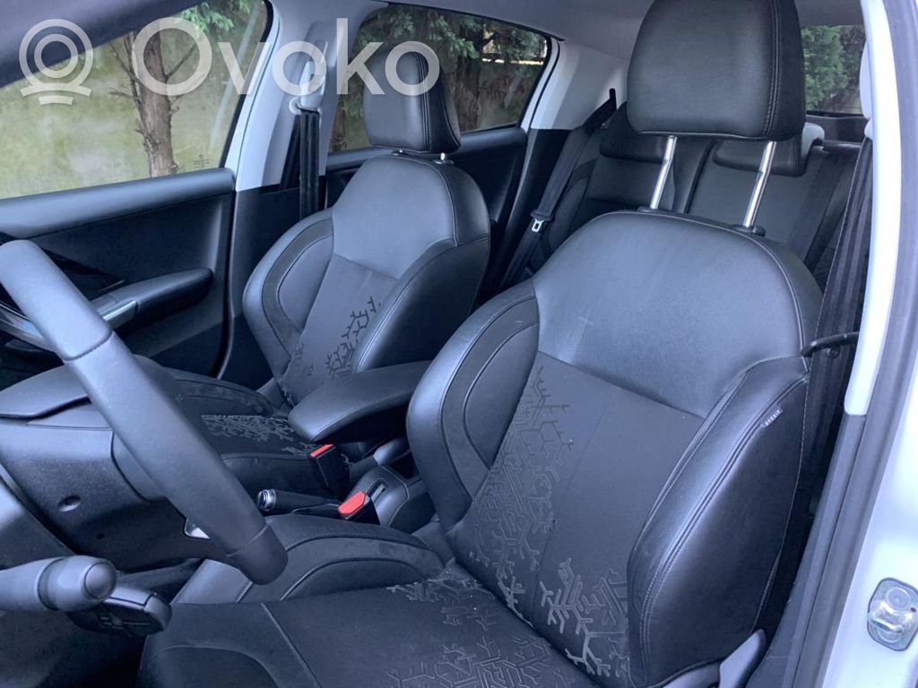 Peugeot 208 I Sėdynių komplektas 