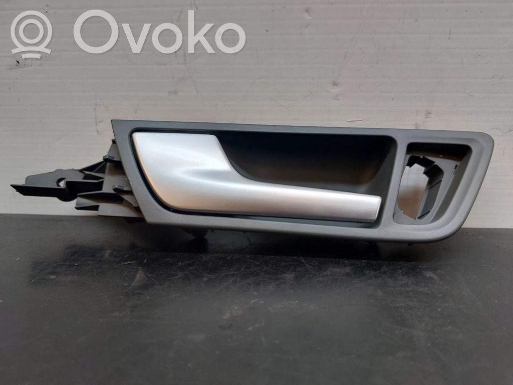 Manecilla interna puerta delantera   8R0837019