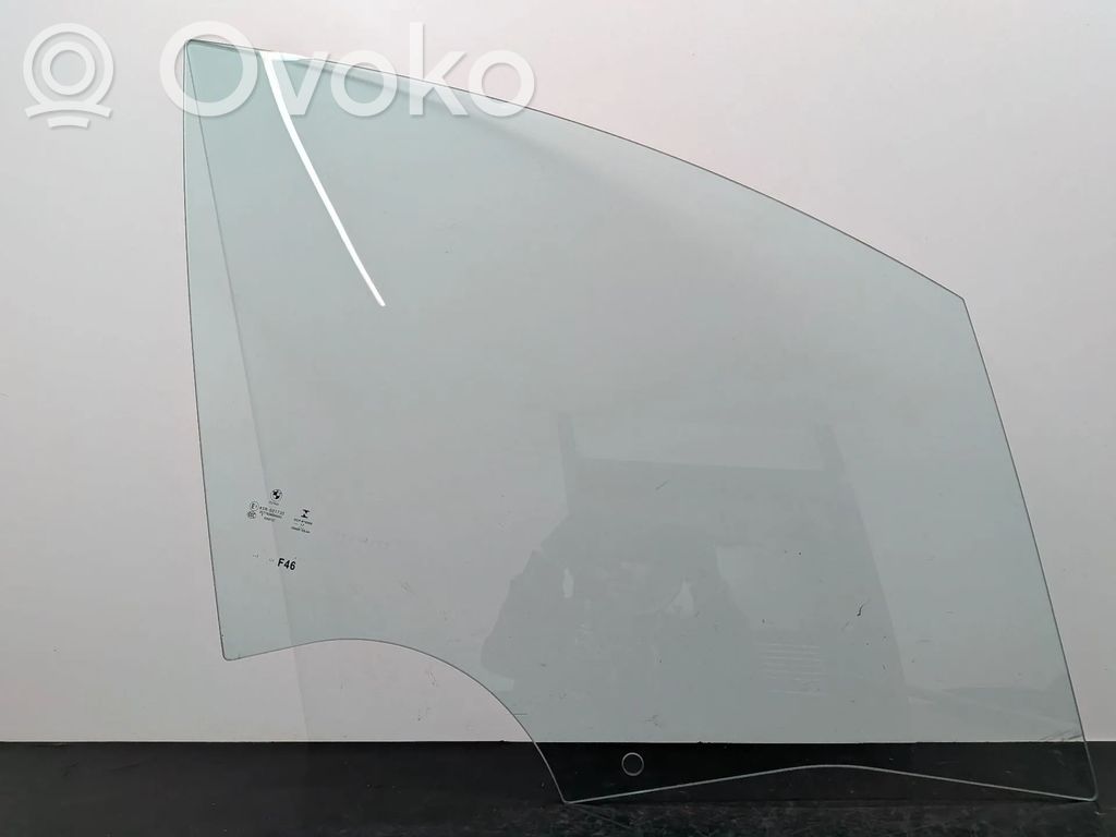 BMW 2 F46 Szyba drzwi przednich 