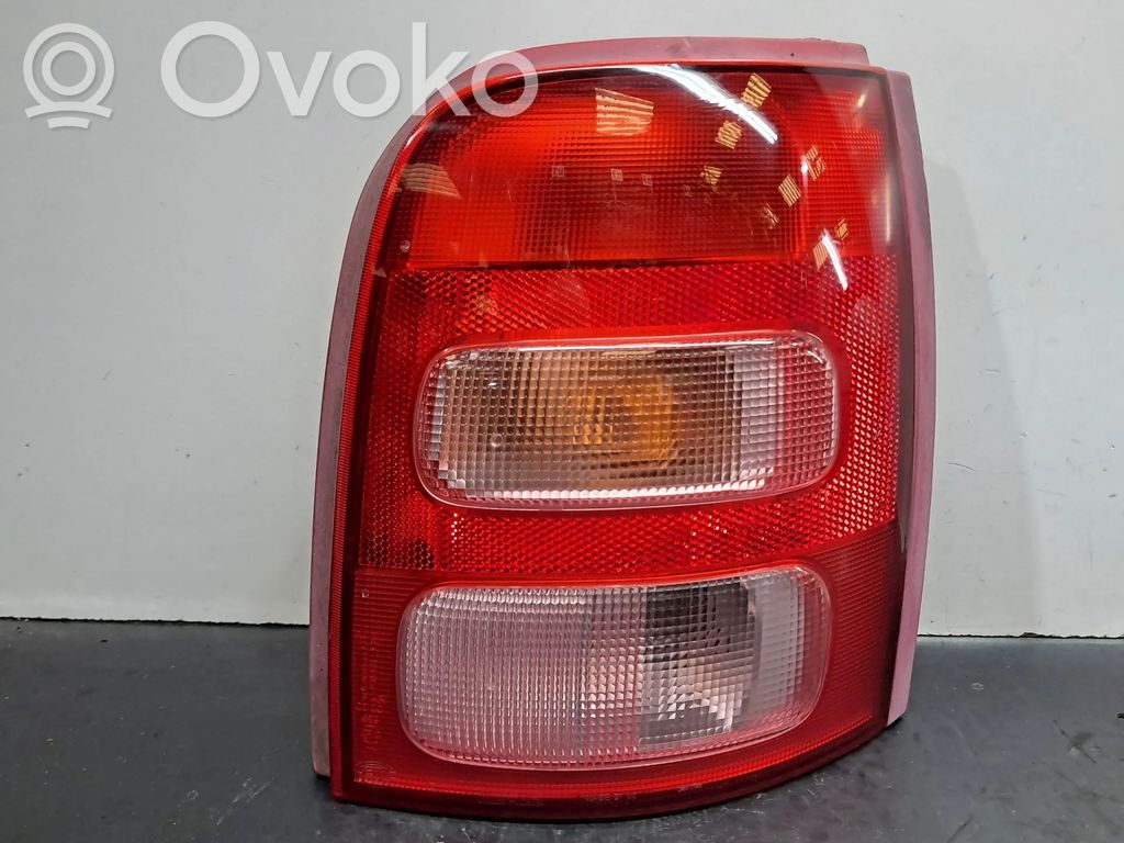 Nissan Micra Aizmugurējais lukturis virsbūvē 