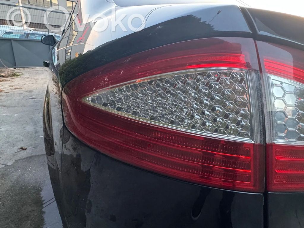 Ford Mondeo MK IV Aizmugurējais lukturis pārsegā 