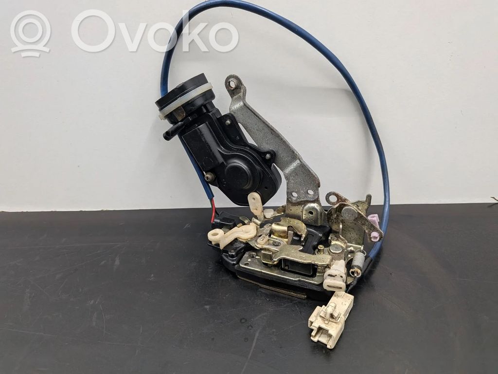 Toyota Corolla E110 Priekšpusē slēdzene 