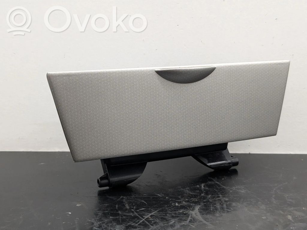 Toyota Corolla Verso E120 E121 Auton tuhkakuppi 