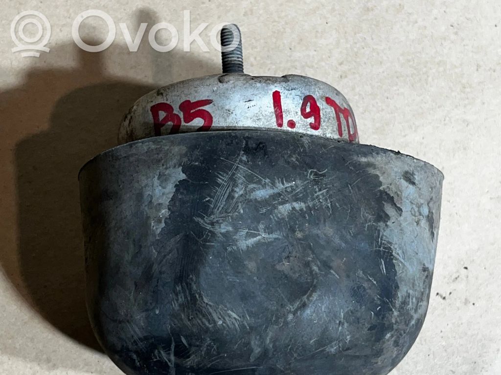 Volkswagen PASSAT B5 Engine mount bracket 