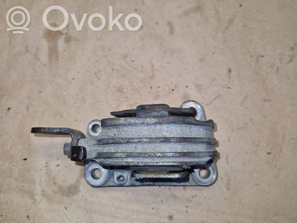 Volvo XC90 Engine mount bracket 