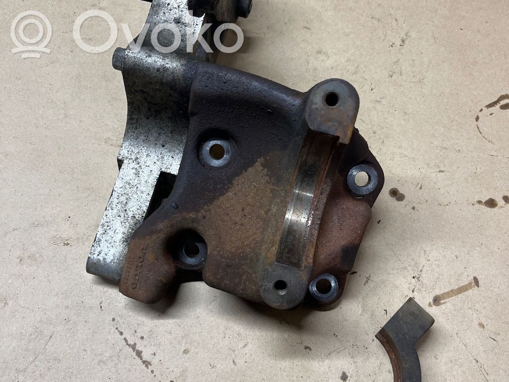 Volvo V40 Engine mounting bracket 