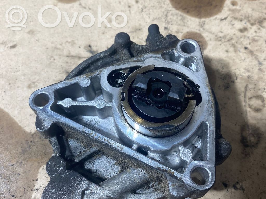 Opel Zafira B Vacuum pump 