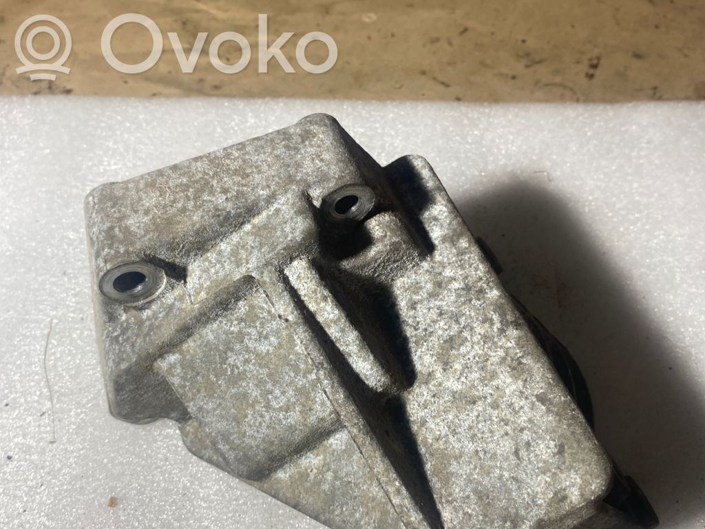 Engine mounting bracket