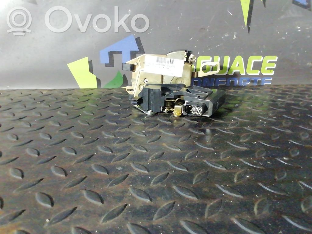 Front door lock   67111387726