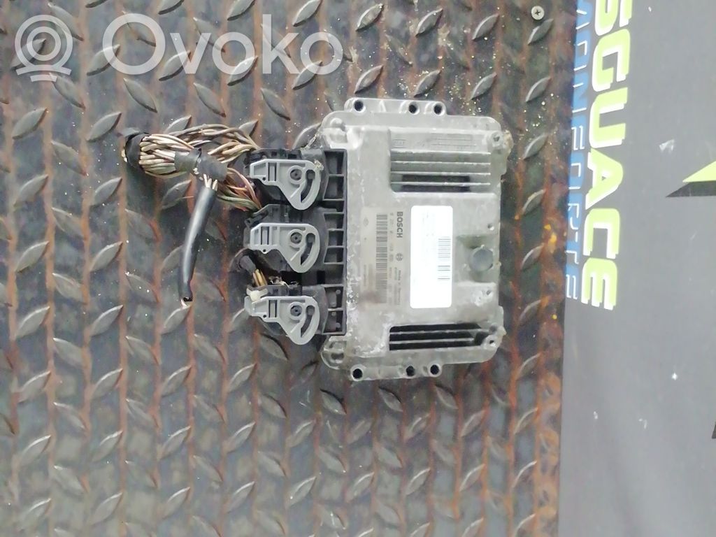 Unidad de control/módulo del motor   8200310863,0281011390