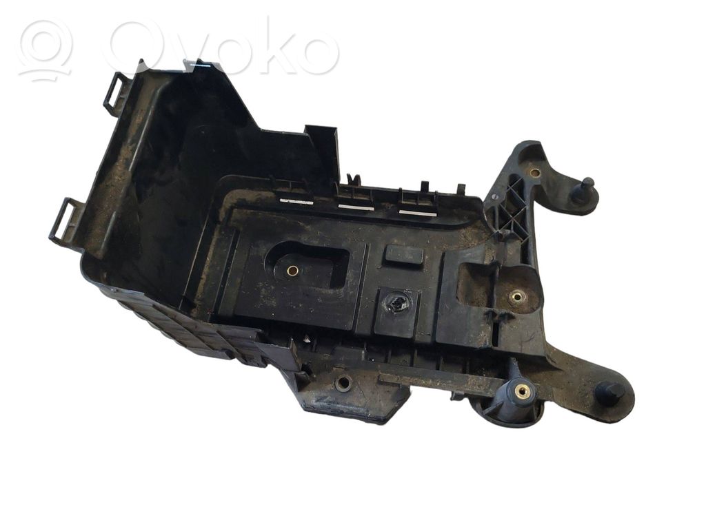 Volkswagen PASSAT B6 Podstawa / Obudowa akumulatora 