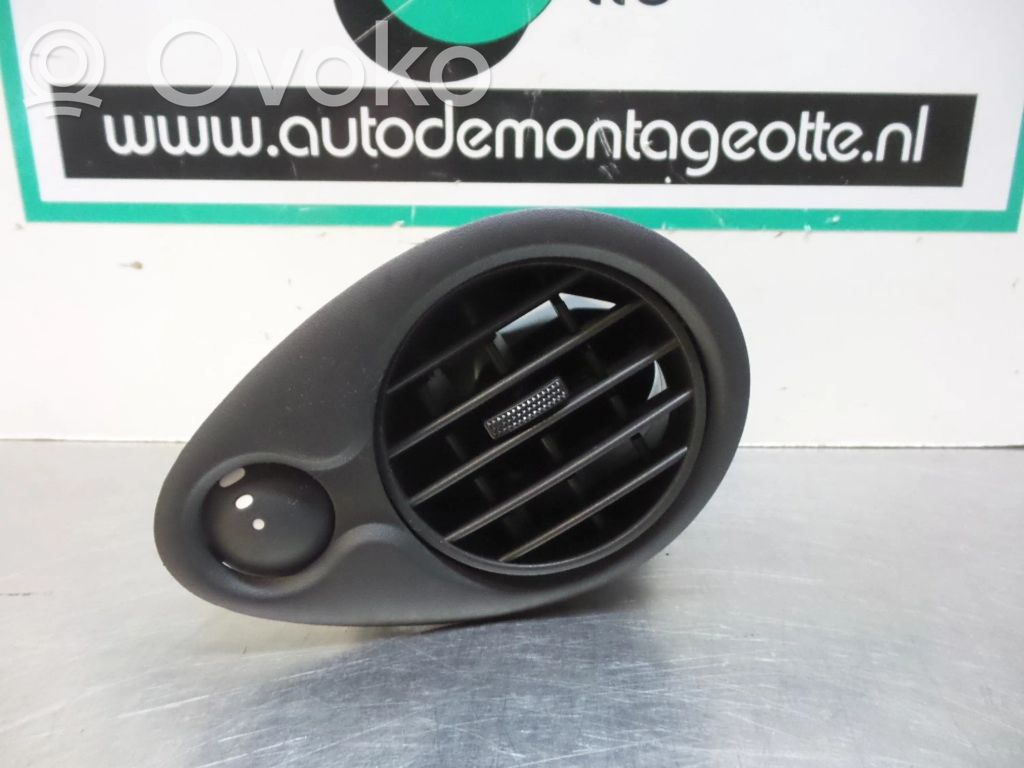 Renault Clio III Dysze / Kratki nawiewu deski rozdzielczej 