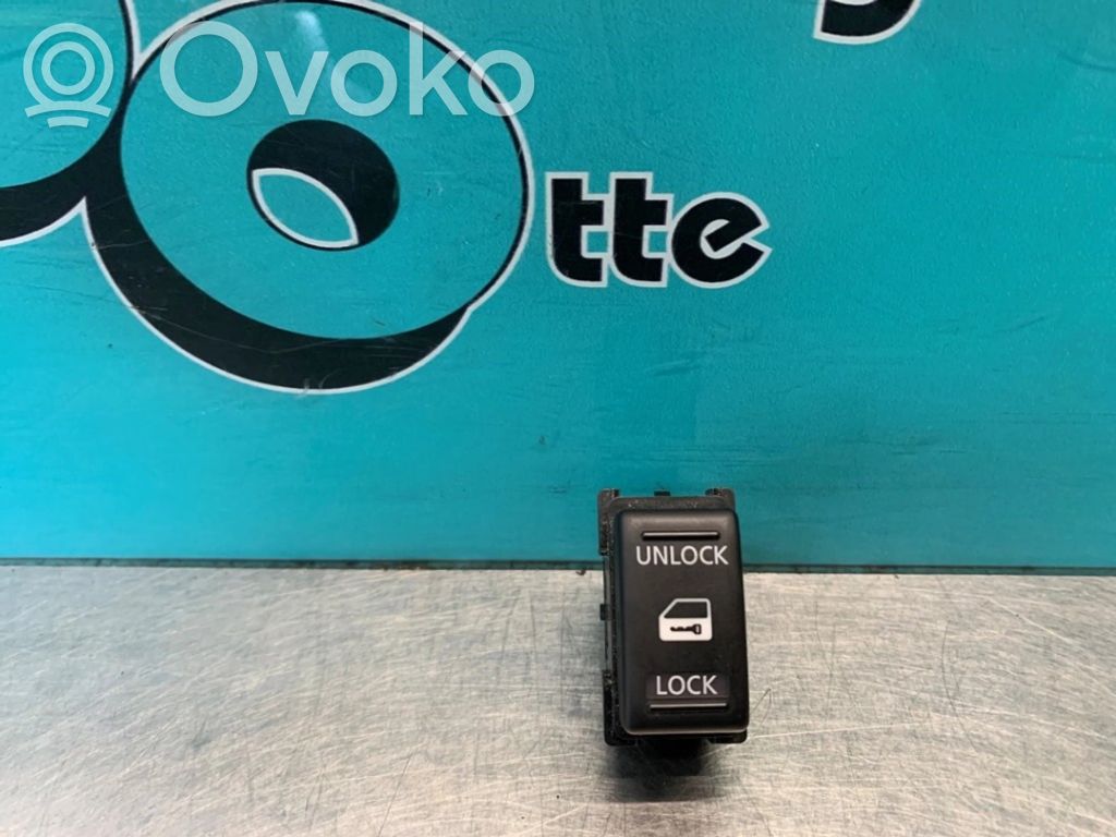 Nissan Note (E11) Botón interruptor de bloqueo de puertas 