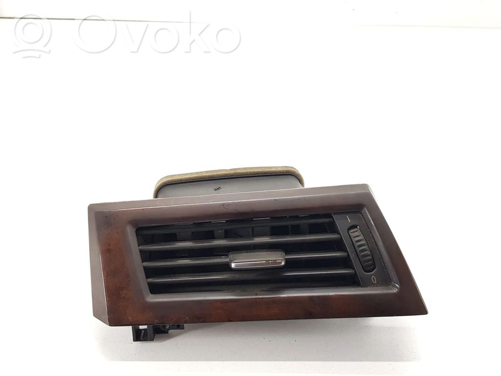 BMW 5 E60 E61 Lango oro grotelės 