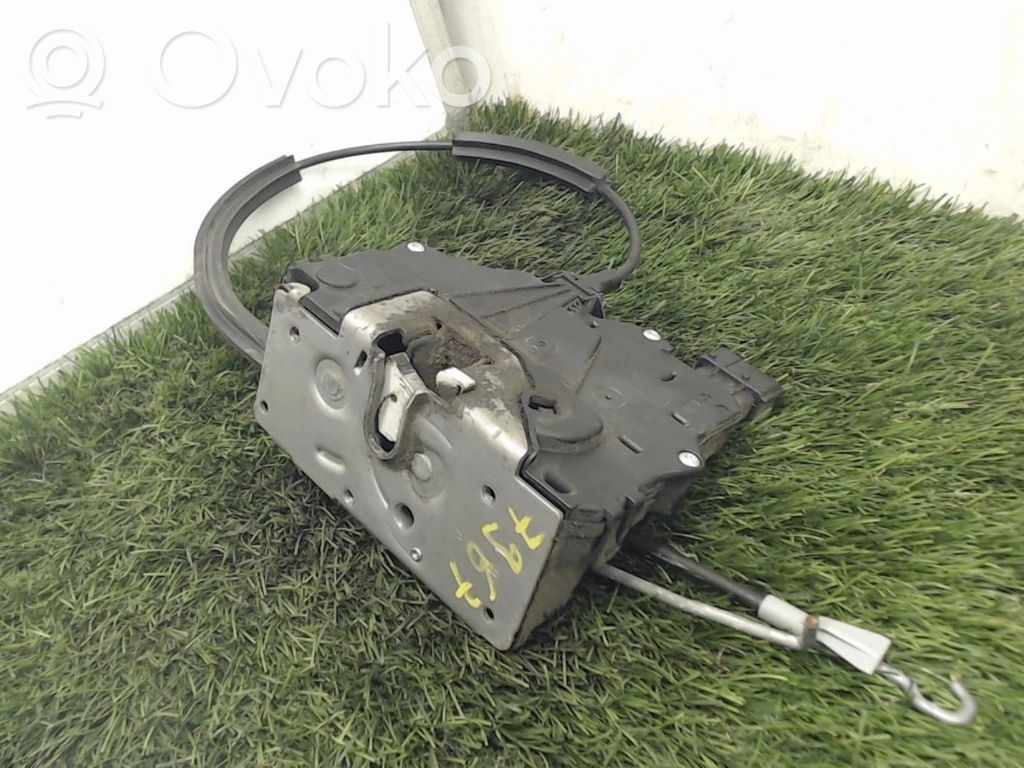 Opel Corsa D Priekšpusē slēdzene 