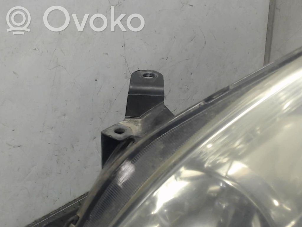 Toyota Corolla Verso E121 Priekinis žibintas 