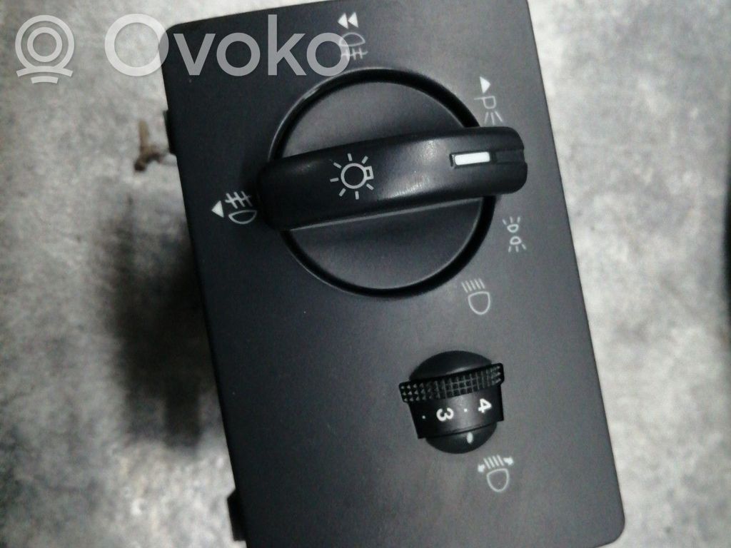 Light switch   1471875