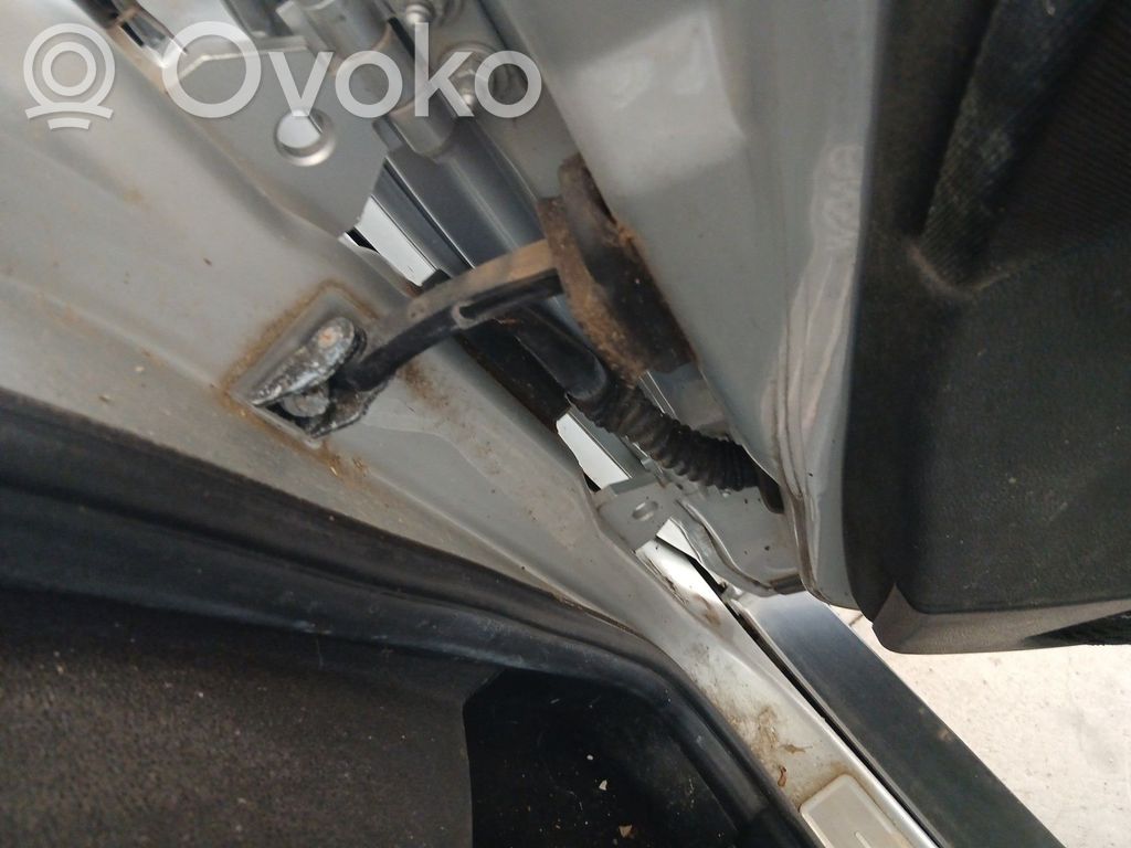 BMW X3 E83 Etuoven pidätin 