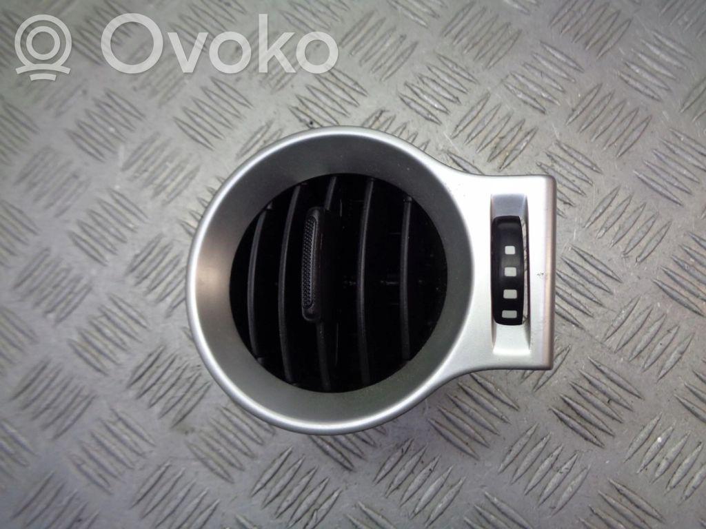 Renault Koleos II Moldura protectora de la rejilla de ventilación lateral del panel 