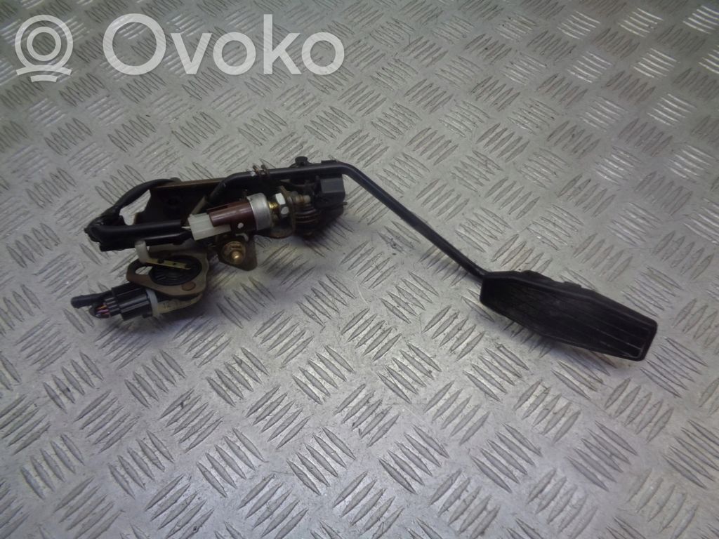 Accelerator throttle pedal