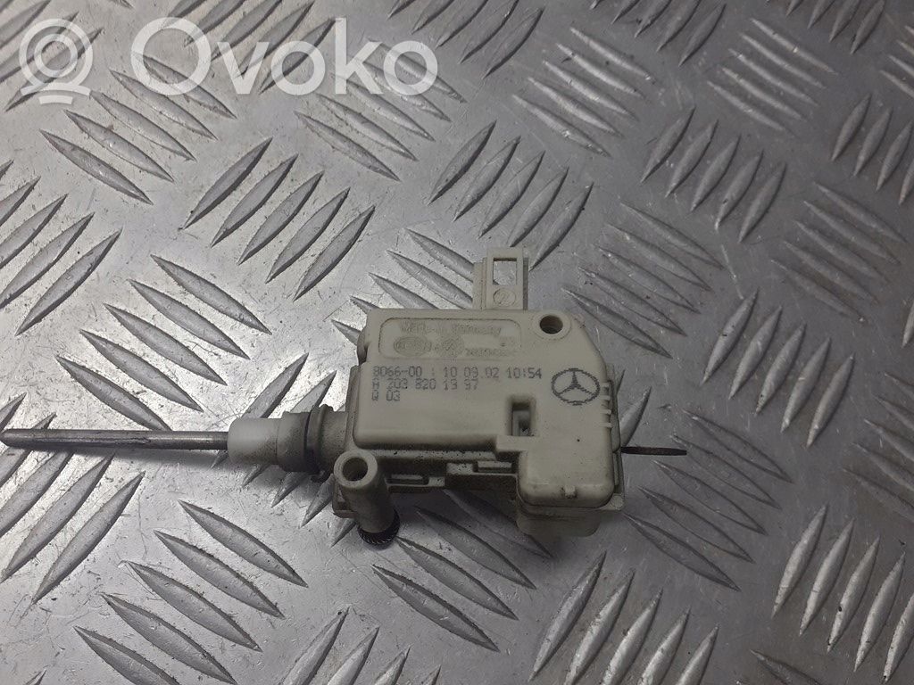 Mercedes-Benz C AMG W202 Serratura del tappo del serbatoio del carburante