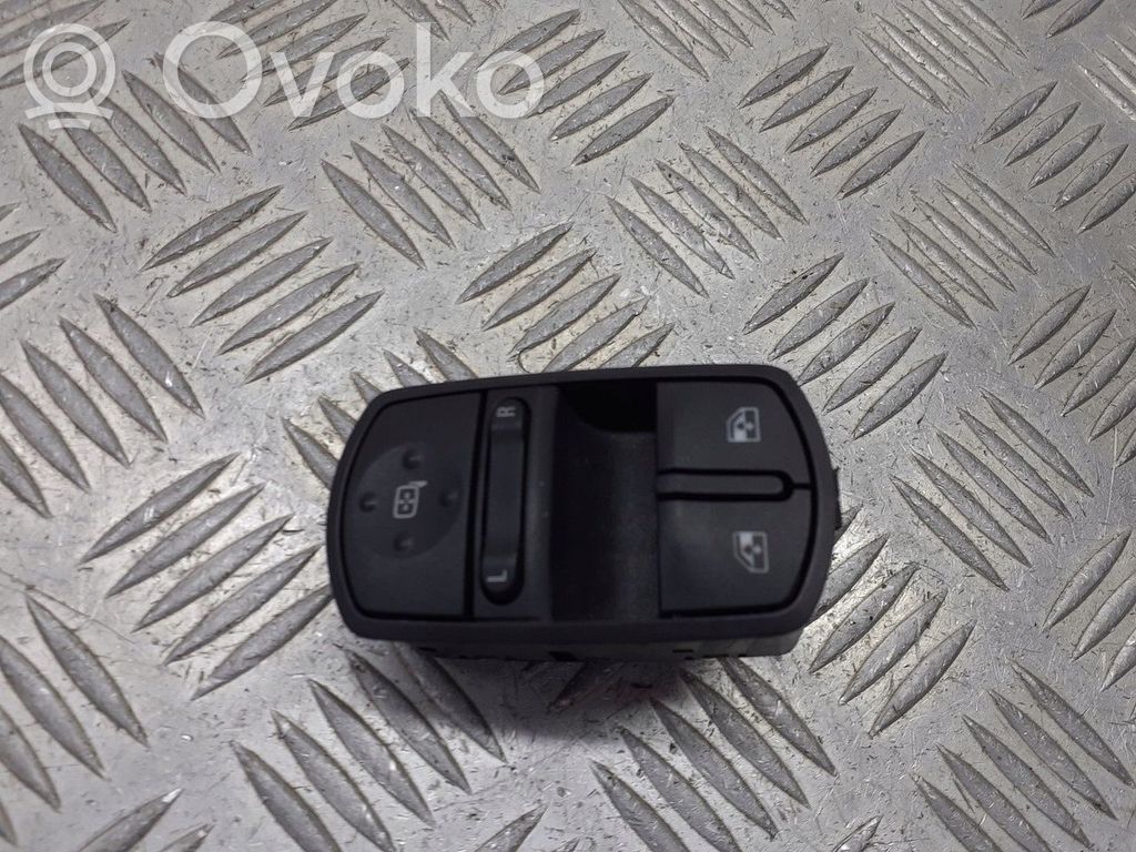Ramka przycisków otwierania szyby drzwi przednich   13258821AA
