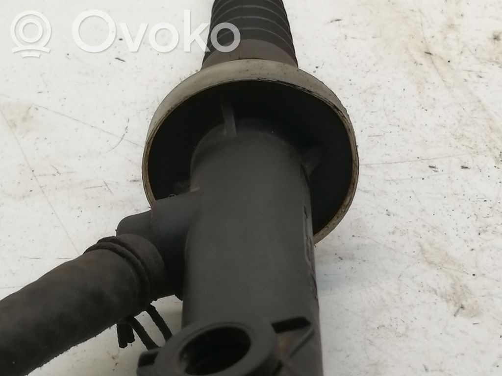 Kytkimen apusylinteri   YC157A543AG