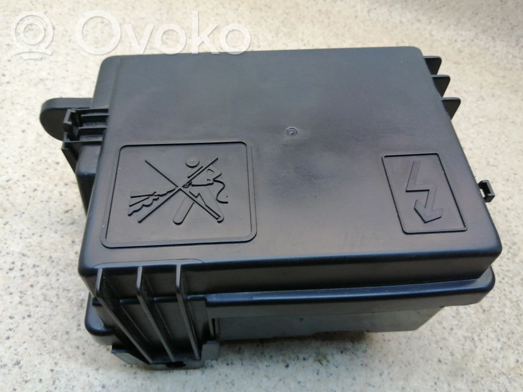 Dacia Spring Tapa de caja de fusibles 