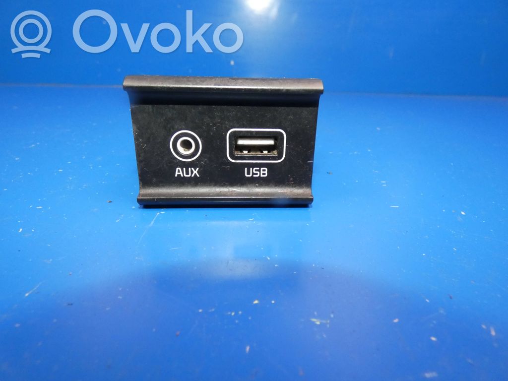KIA Optima AUX-pistokeliitin 