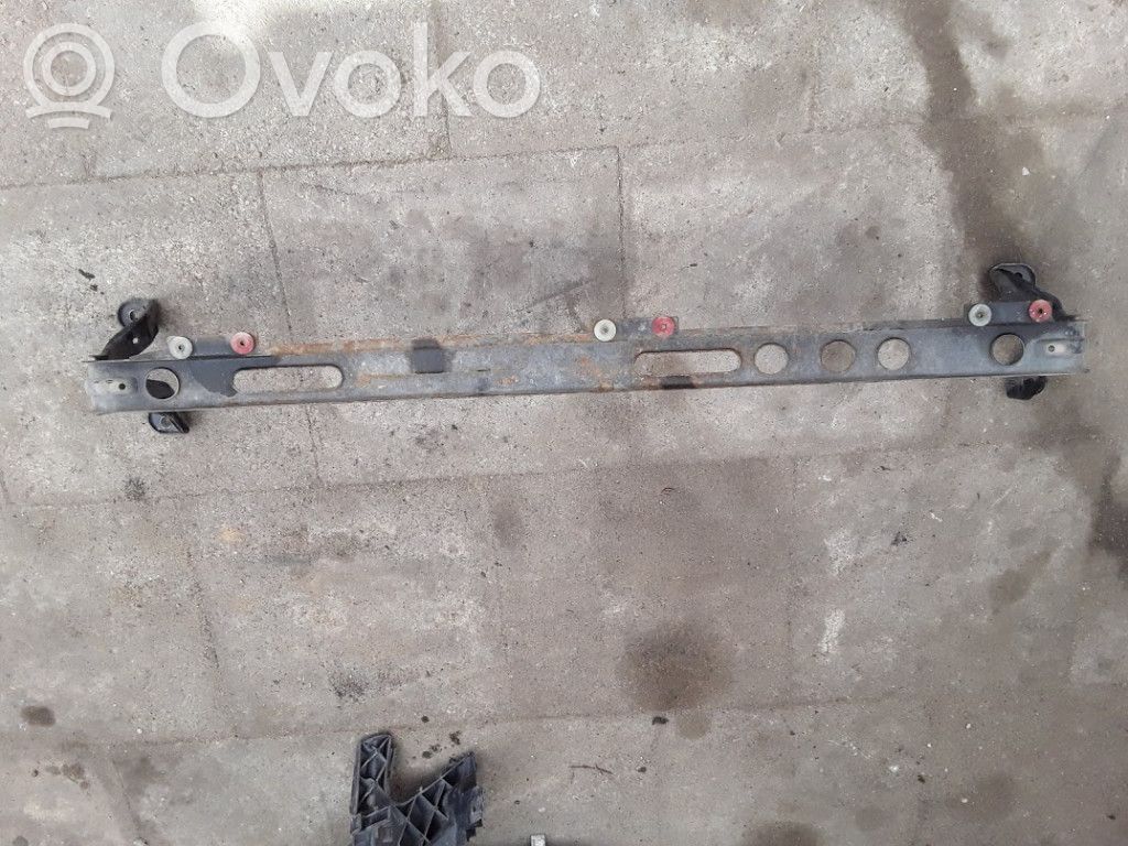 Ford Focus Radiatoru paneļa apakšējā daļa (televizora) 