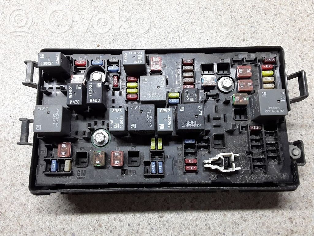 Opel Astra J Saugiklių blokas 