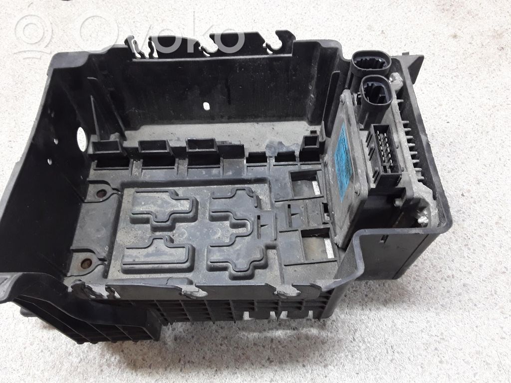 Citroen C3 Akkulaatikon alusta 