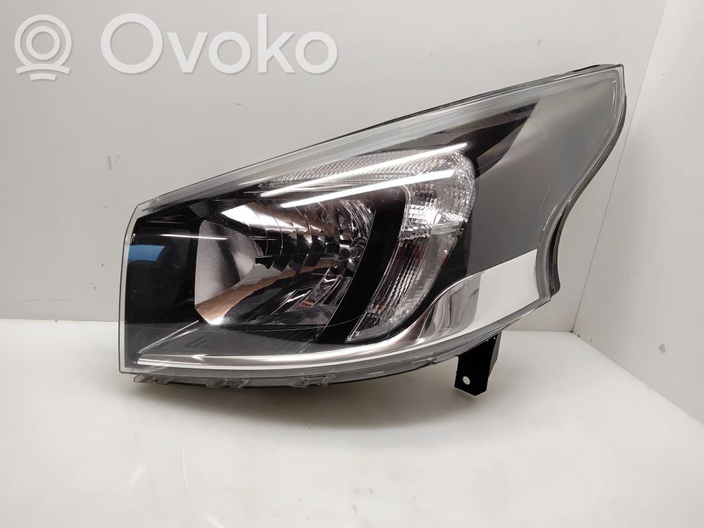 Opel Vivaro Lampa przednia 