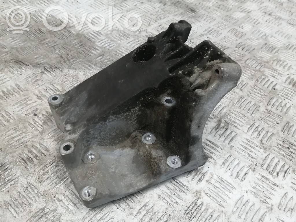 Ford Focus Engine mounting bracket 