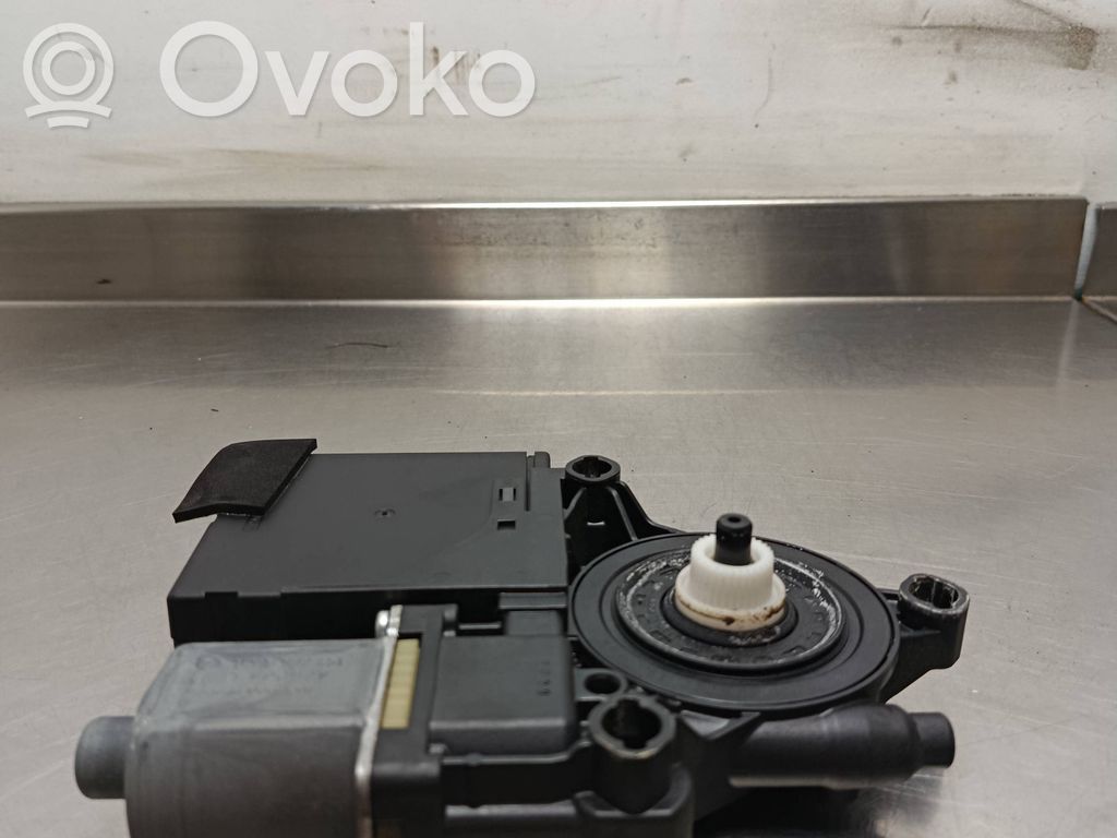 Volkswagen PASSAT B6 Silnik regulatora szyby drzwi przednich 