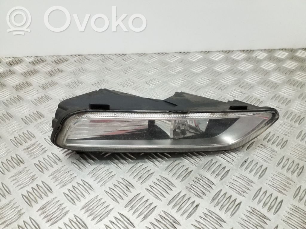 Volkswagen PASSAT B7 Światło przeciwmgłowe przednie 