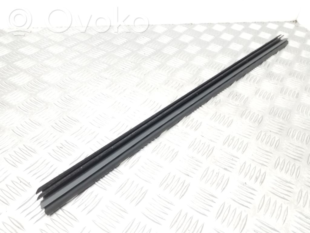 Uszczelka szyby drzwi przednich   5L0837479,5L0837480