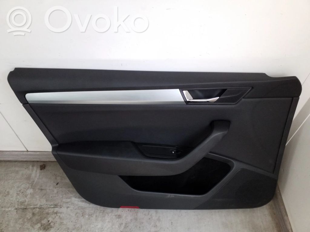 Skoda Superb B8 (3V) Boczki / Poszycie drzwi przednich 