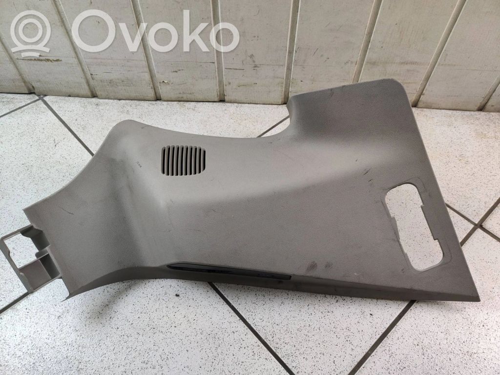 Chrysler Town & Country V (C) pillar trim 