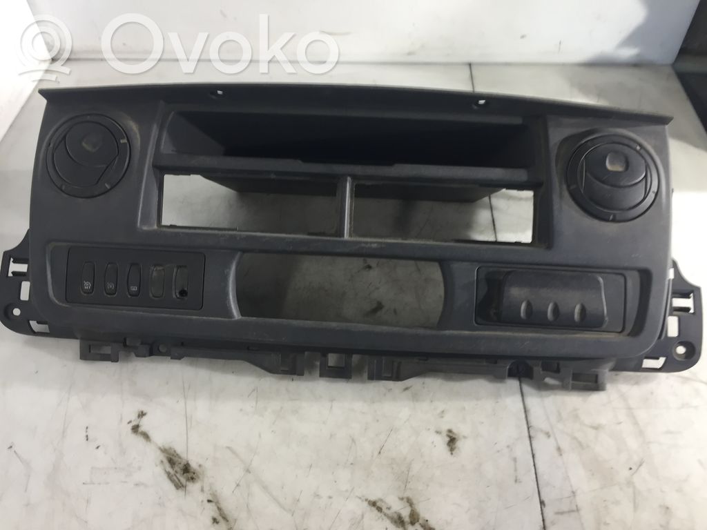 Renault Master II Paneļa dekoratīvās apdares vairogs (centrālais) 