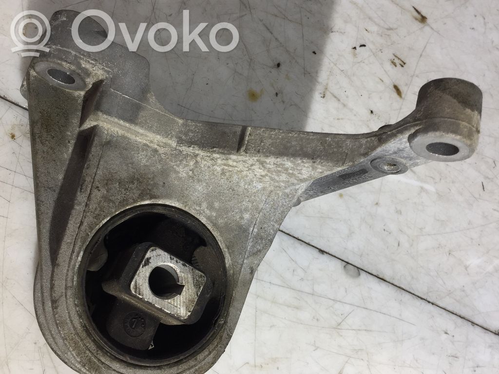 Volvo V70 Engine mount bracket 