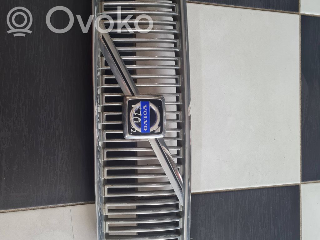 Volvo V70 Front bumper upper radiator grill 